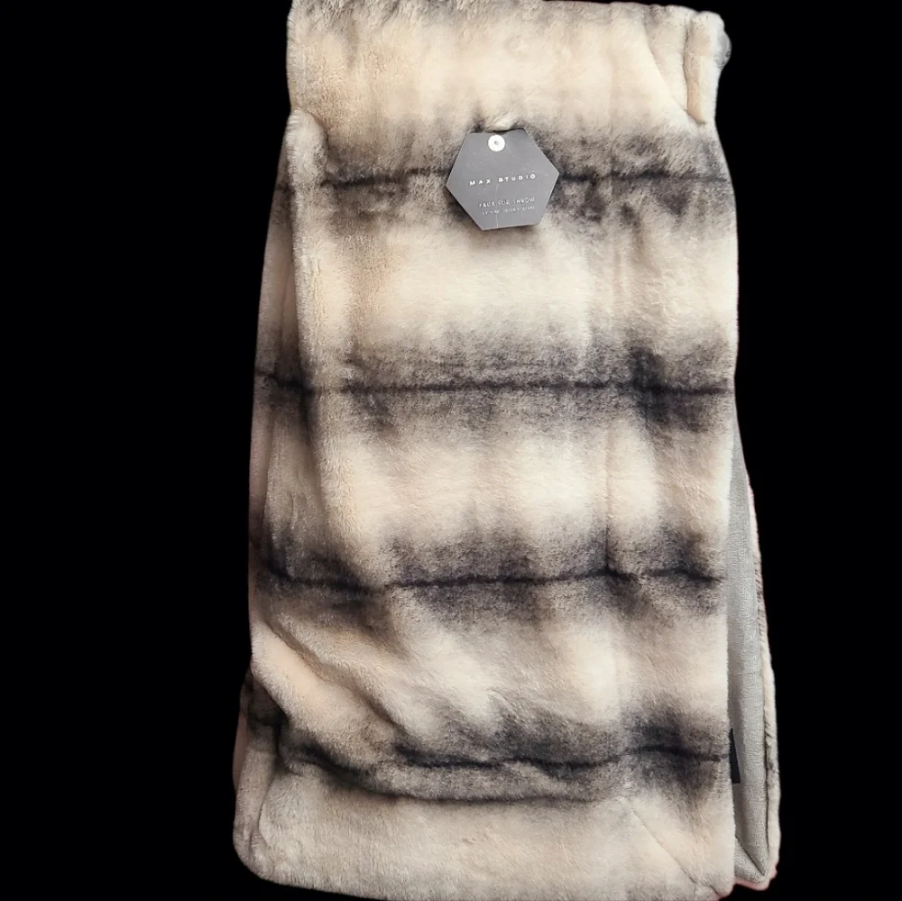 Max Studio Faux Fur Chinchilla Print Thick Plush Luxury Throw Blanket Decor NEW